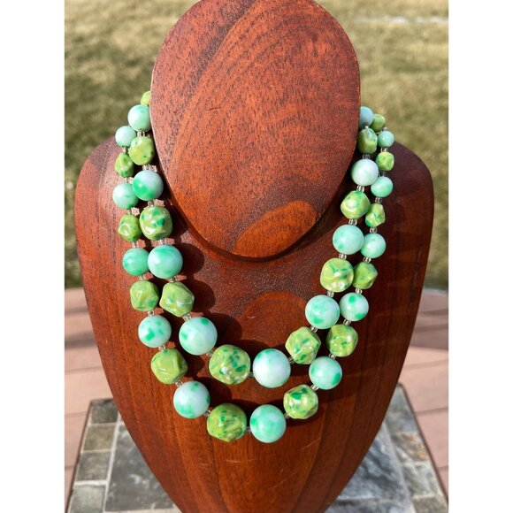 Vtg 1950's 2 Strand Beaded Necklace In Bakelite Shades Of Green Different Shaped - Picture 1 of 6